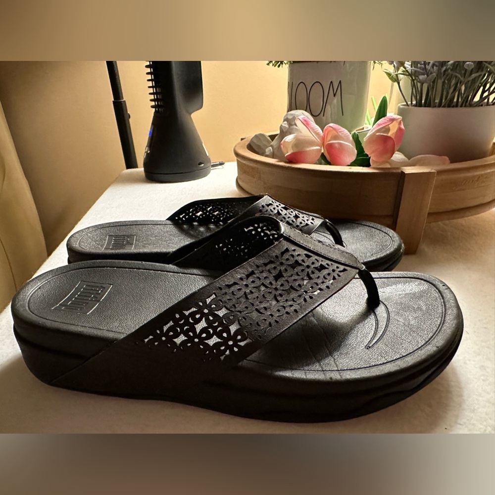 FITFLOPS black lace leather thong size 7